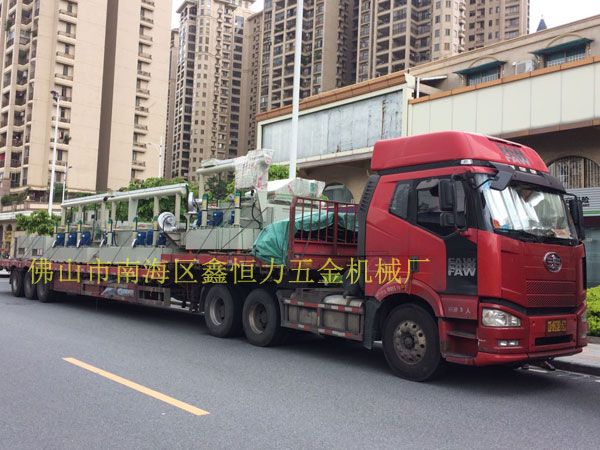 不銹鋼鍋片蝕刻機裝車發(fā)貨！